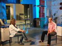  אילן לוקאץ', כתב התרבות של חדשות ערוץ 2, מראיין את חנן כהן, מנהל אתר האינטרנט של המוזיאון.